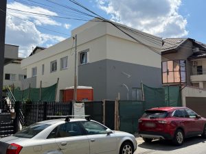 Casa cu fațada finisată și termosistemul aplicat, văzută dinspre stradă spre finalul lucrărilor — Drumul Sării, Sector 6, București